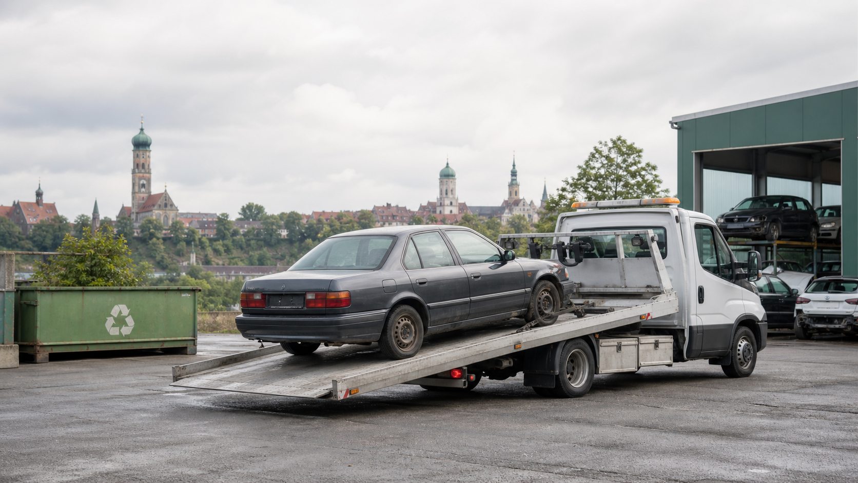 Altfahrzeug auf einem Abschleppwagen bei der fachgerechten Autoverwertung in Augsburg